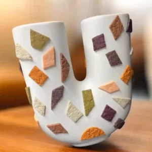 vase en céramique avec de la déco en fimo