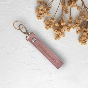 Porte-clés Lanière en simili cuir rose poudré – Maman d’amour