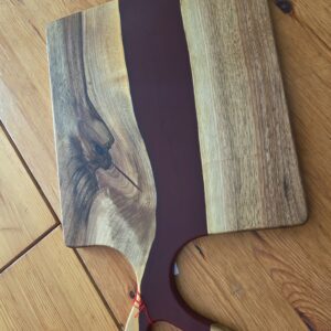 Planchette apéro en Noyer Suisse et résine époxy bordeaux