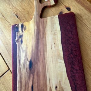 Planchette apéro en Pommier Suisse et résine époxy bordeaux