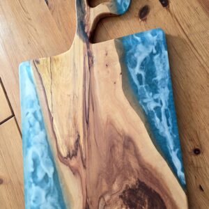 Planchette apéro en Pommier Suisse et résine époxy Océan vagues