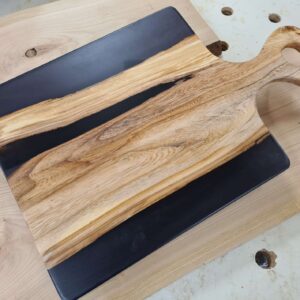 Planchette apéro en Orme de Sibérie résine époxy noir