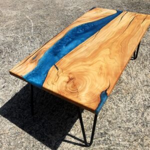 Table Basse en Cerisier Suisse et époxy bleu