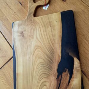 Planchette apéro en Cerisier Suisse époxy noir transparent