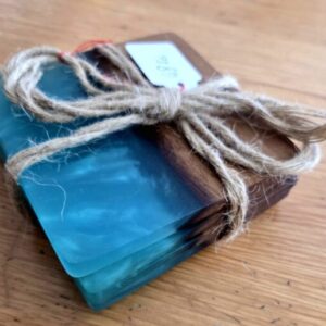 Sous verres en Noyer Suisse résine époxy bleue