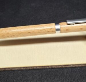 Stylo bille en chêne massif, mécanisme chromé