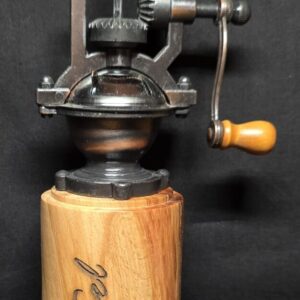 Moulin rustique à sel, en hêtre massif et gravé