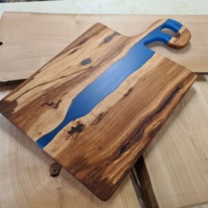 Planchette apéro en Pommier Suisse et résine époxy bleue