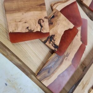 Sous verres en Pommier Suisse résine époxy bordeaux