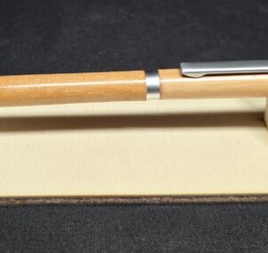 Stylo bille en merisier massif, mécanisme chrome mat