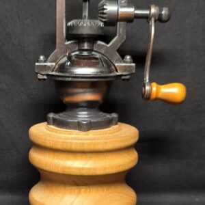 Moulin rustique à poivre, en merisier massif