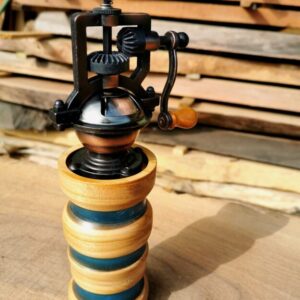 Poivrier antique en Merisier Suisse résine époxy bleu