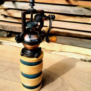 Poivrier antique en Merisier Suisse résine époxy bleu