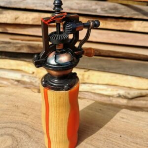 Poivrier antique en Merisier Suisse résine époxy orange