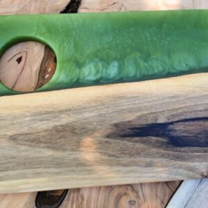 planchette apéro en Noyer Suisse résine époxy vert