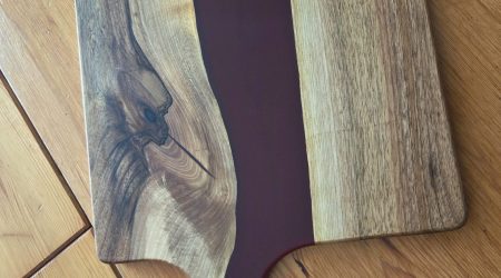 Planchette apéro en Noyer Suisse et résine époxy bordeaux