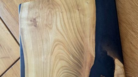 Planchette apéro en Cerisier Suisse époxy noir transparent