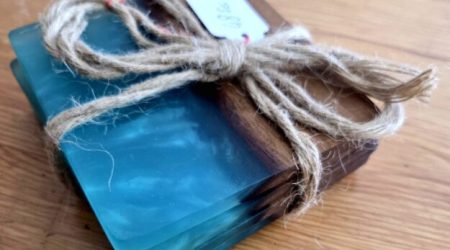 Sous verres en Noyer Suisse résine époxy bleue