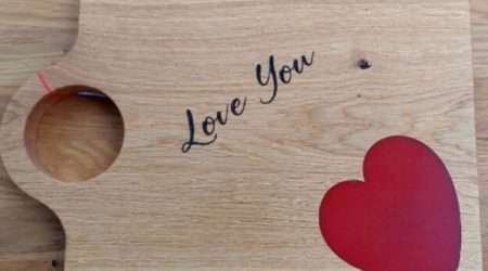 Planchette apéro en Chêne Suisse et cœur incrusté en résine époxy