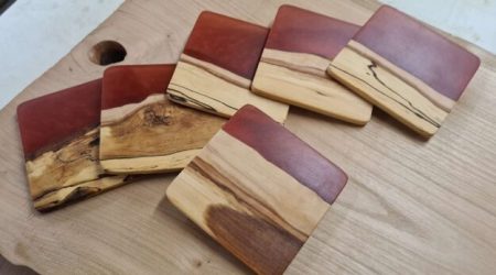 Sous verres en Pommier Suisse résine époxy bordeaux