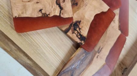 Sous verres en Pommier Suisse résine époxy bordeaux