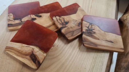 Sous verres en Pommier Suisse résine époxy bordeaux