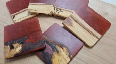 Sous verres en Pommier Suisse résine époxy bordeaux