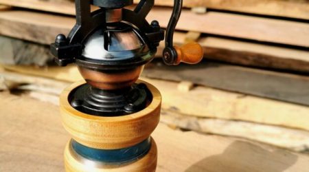 Poivrier antique en Merisier Suisse résine époxy bleu