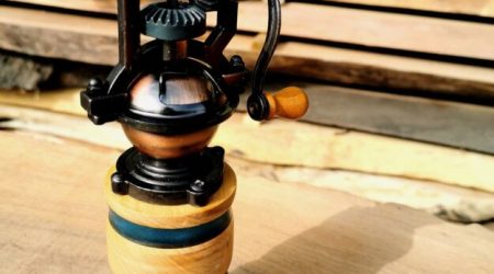 Poivrier antique en Merisier Suisse résine époxy bleu