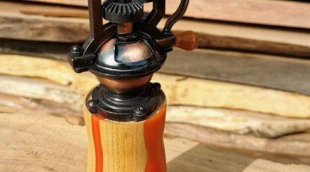 Poivrier antique en Merisier Suisse résine époxy orange