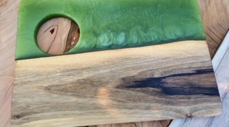 planchette apéro en Noyer Suisse résine époxy vert