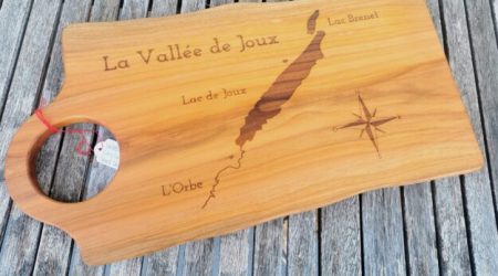 Planchette apéro en Cerisier Suisse gravée au laser Vallée de joux