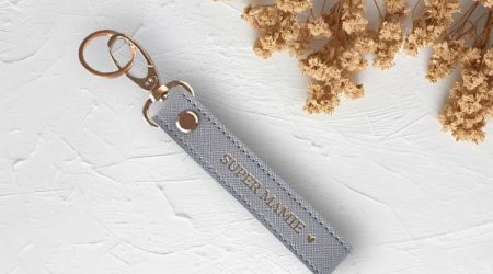Porte-clés Lanière en simili cuir gris perle – Super Mamie